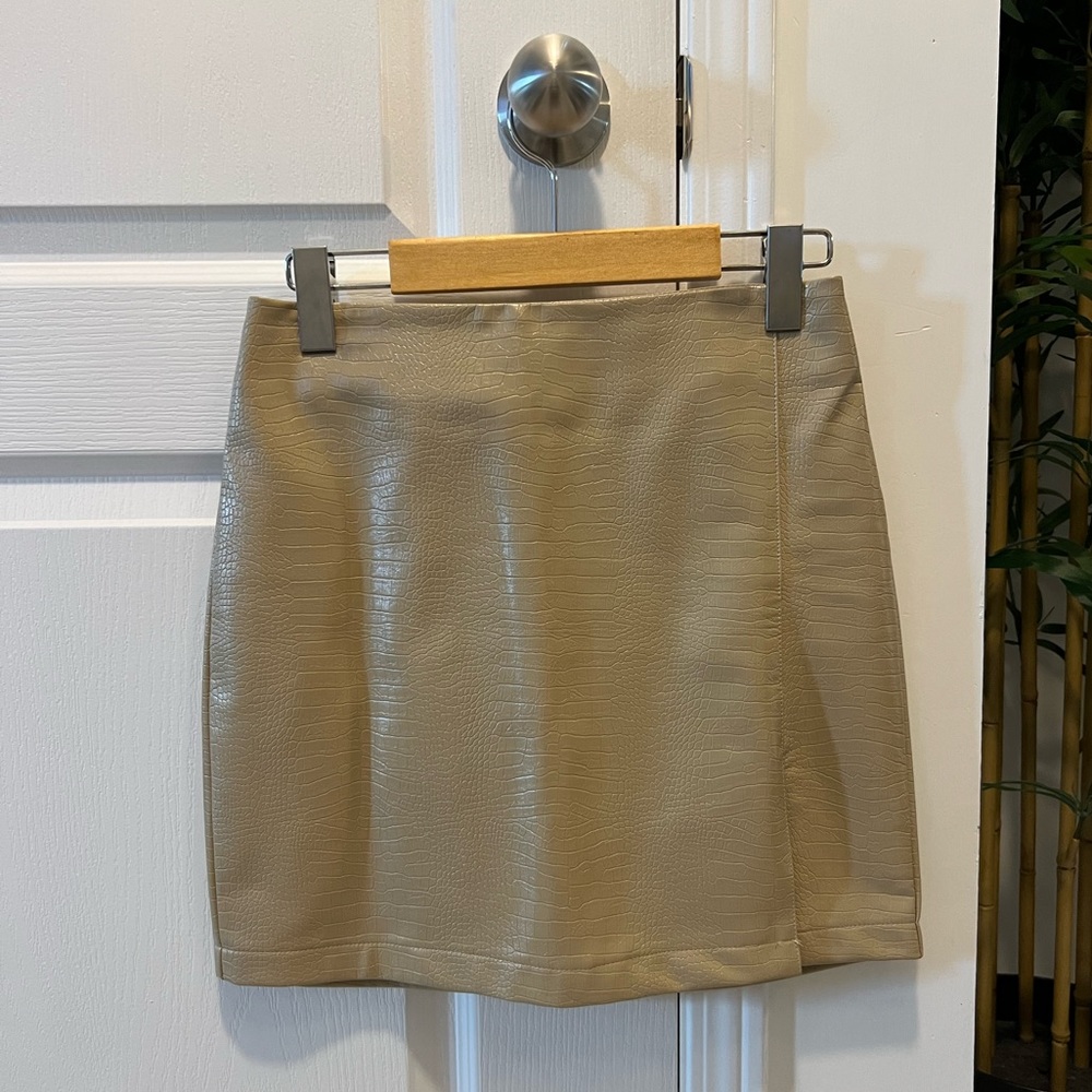 Sans Souci tan pleather skirt